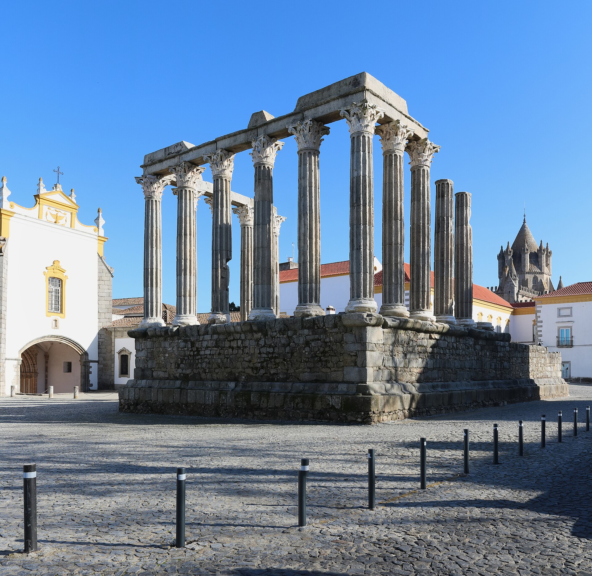 Templo Romano de Évora com colunas coríntias